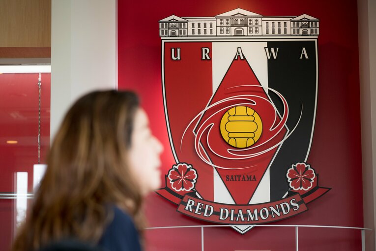 かつては「ひし形」だった浦和レッズのエンブレム　©Miki Fukano