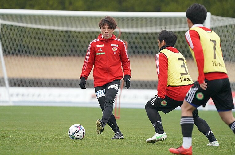 3年ぶりに古巣・仙台に戻ってきた梁勇基。J2で迎える新シーズンでは、10番とキャプテンマークを託された ／ photograph by VEGALTA SENDAI