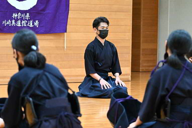 活動を見守る戸崎総代表　©Keiji Ishikawa