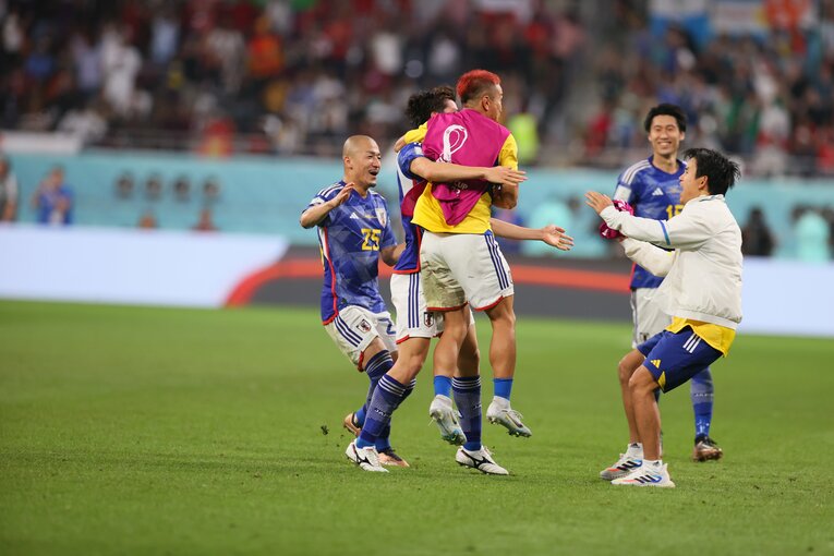 田中を祝福するメンバーたち（奇跡のゴールシーン　46／57）©Kaoru Watanabe/JMPA