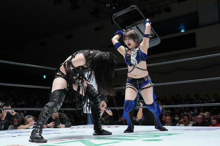 上谷沙弥にイスを振りかざす安納サオリ　©Essei Hara