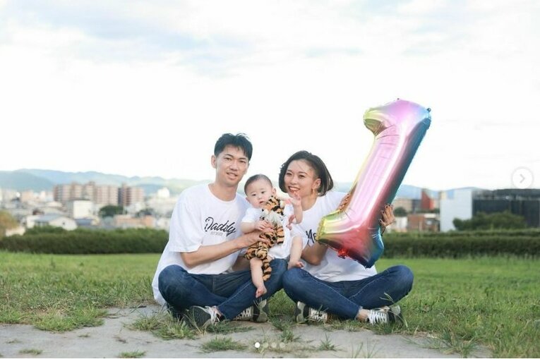 夫・明憲さんと長男・勇翔くんとともに　©本人のインスタグラムより