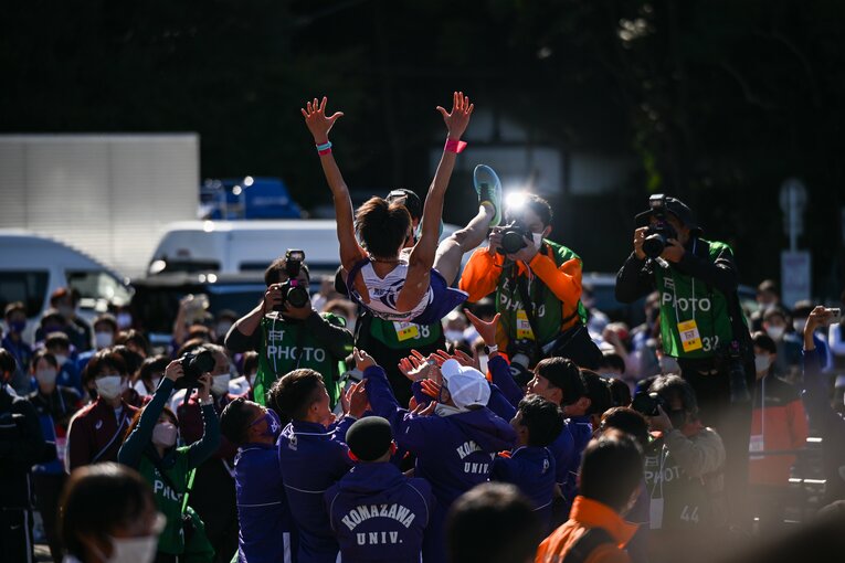 胴上げが始まる　©Nanae Suzuki