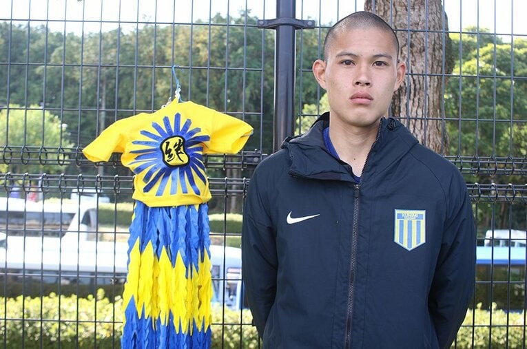 来季J1札幌入りが決まっている国見高3年FW中島大嘉。選手権予選の準決勝で敗れ、悔しい思いを滲ませながら撮影に応じた ／ photograph by Takahito Ando