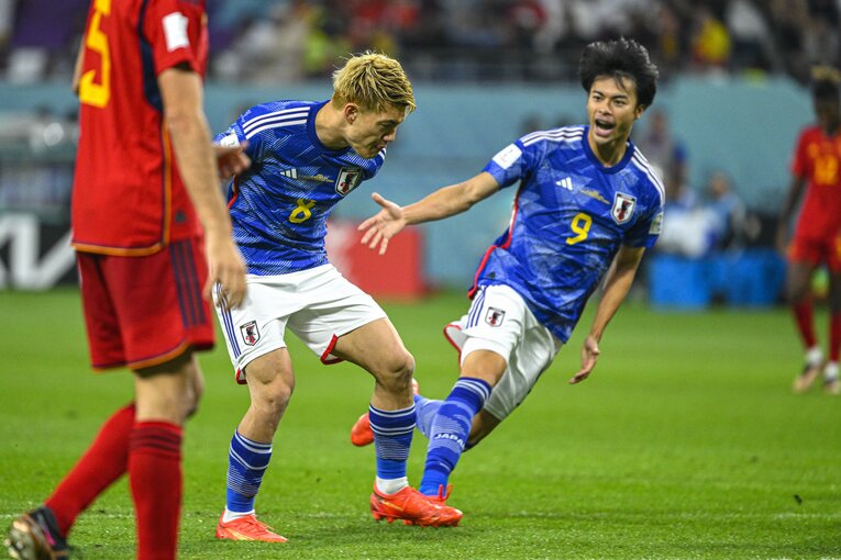 同点弾となる見事なミドルシュートを沈めた堂安と駆け寄る三笘　©Takuya Sugiyama/JMPA