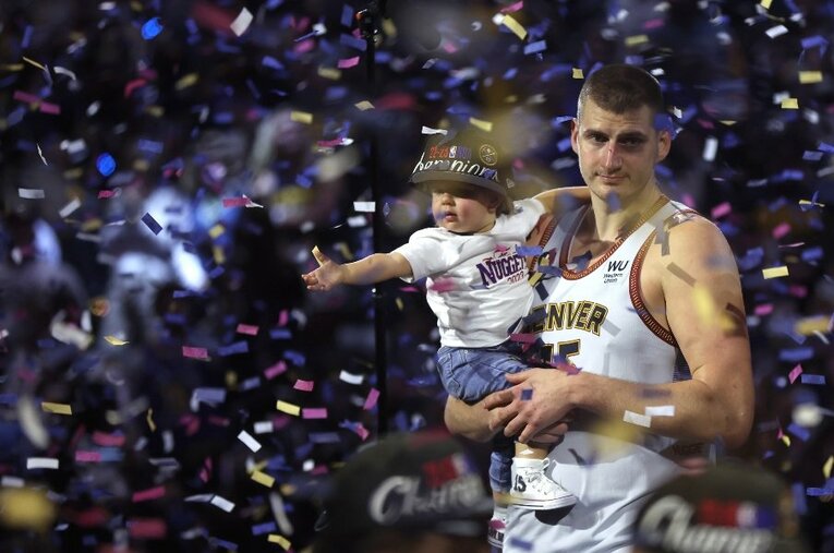 NBAファイナルでデンバー・ナゲッツの初優勝に貢献したニコラ・ヨキッチ。娘と一緒に勝利を喜んだ ／ photograph by Getty Images