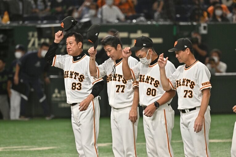 昨シーズンは5年ぶりにCS進出の逃した巨人。（左から）原監督、元木コーチ、阿部コーチ、桑田コーチ　©︎Hideki Sugiyama