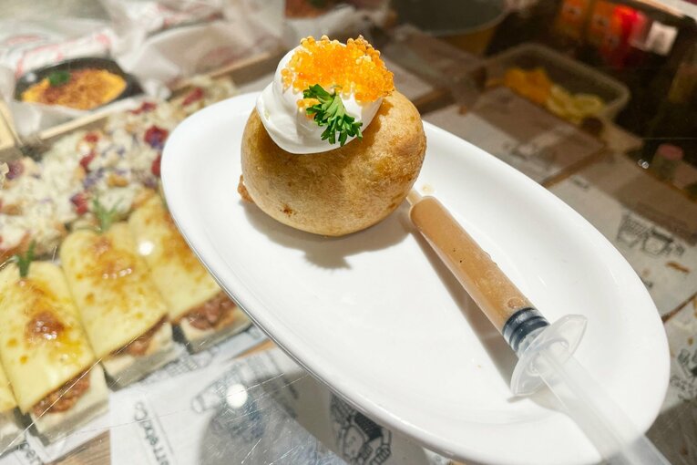 注射器で肉エキスを注入してから食べるコロッケはワクチン接種からのインスピレーション?!　©Daisuke Nakashima