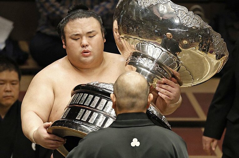 大相撲11月場所で優勝。八角理事長から内閣総理大臣杯を受け取る大関貴景勝 ／ photograph by KYODO