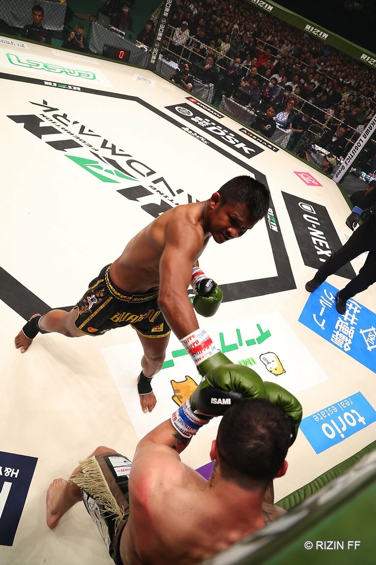 金網際に木村ミノルを追い詰める　©RIZIN FF