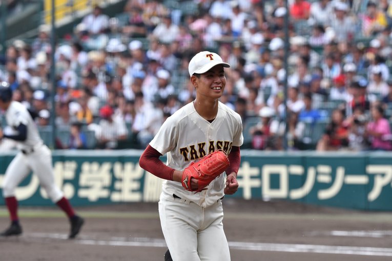 2018年夏の甲子園3回戦、根尾昂（現中日）や藤原恭大（現ロッテ）を擁する大阪桐蔭相手に好投する高岡商・山田龍聖（現JR東日本）©︎Hideki Sugiyama