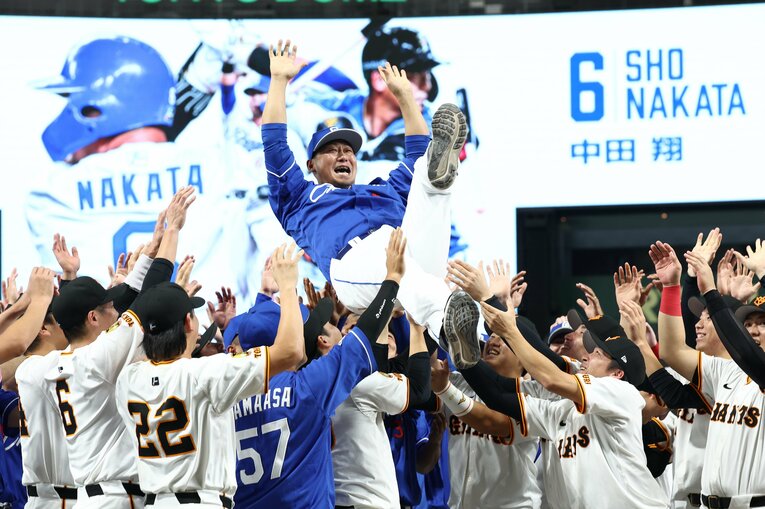 現役最後の試合で中日と巨人の選手たちに胴上げされる中田翔　©︎JIJI PRESS