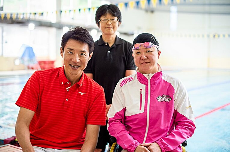 普段の活動からサポートをしている棟石理実さんと成田真由美（右）さん。多くの人との絆で彼女の活動は支えられている。 ／ photograph by Yuki Suenaga