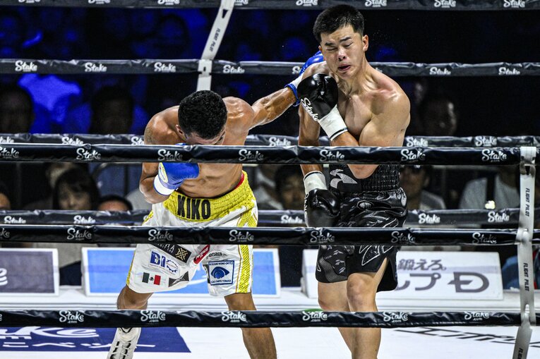 距離を詰めて反撃に転じるルイス・グスマン　©Takuya Sugiyama