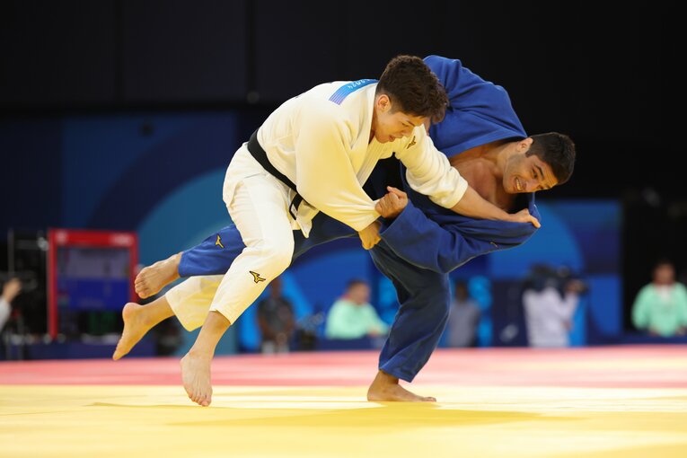 混合団体戦、2回戦スペイン戦の村尾三四郎　©Tetsuya Higashikawa/JMPA