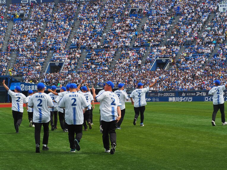 3回のフライキャッチイベントで、グラウンドを駆け巡る牧の影武者軍団　©Yu Saito