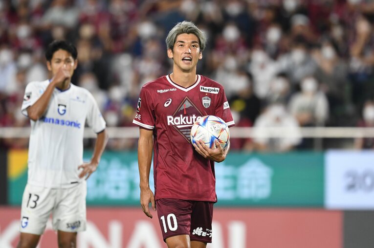 PKスポットに向かう大迫勇也