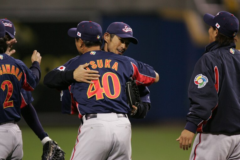 5カ月後のWBCでは胴上げ投手になった大塚。イチローと抱き合う　©︎Naoya Sanuki