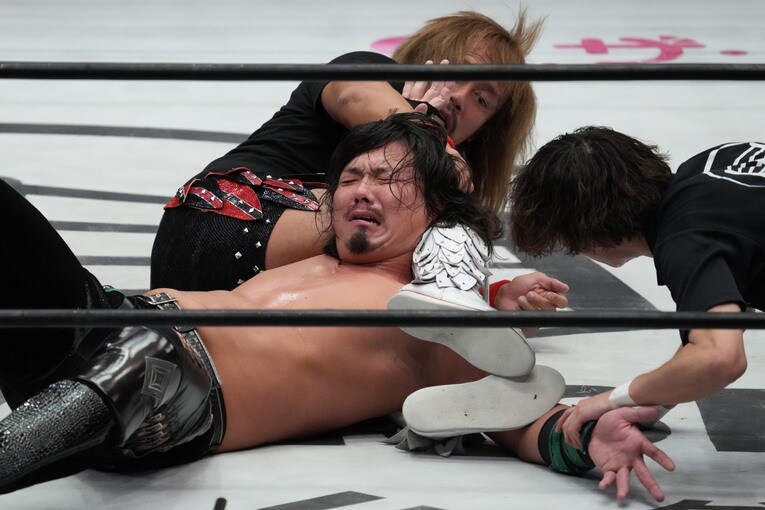 ジェイク・リーの腕を極める内藤哲也　©Essei Hara