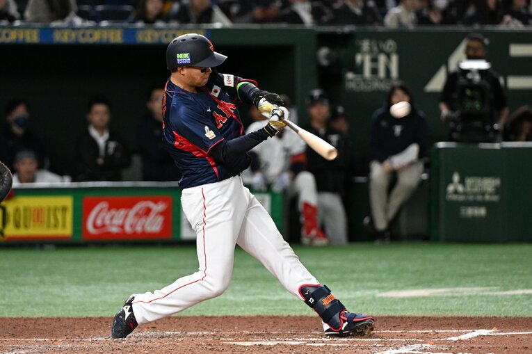 台湾戦で先制ホームランを放った森下翔太。バットを少し短めに持ってコンパクトなスイング　©︎Getty Images