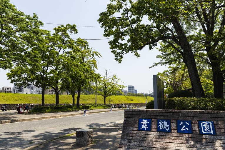 市営地下鉄空港線の赤坂駅から徒歩で10分弱の舞鶴公園