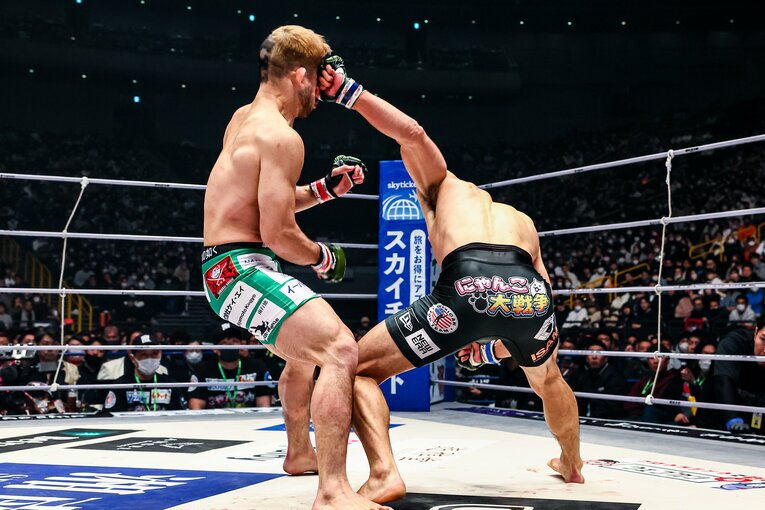 堀口恭司のオーバーハンドフックが扇久保博正の顔面にヒットした瞬間　©RIZIN FF Susumu Nagao