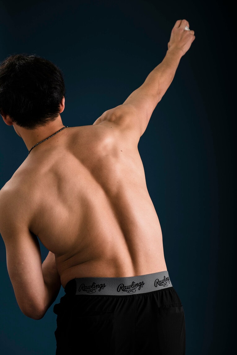 Number1066号「筋肉特集」に登場したオリックス山崎颯一郎（24歳）。自慢の部位は「肩周り」とのこと　©︎Kurashina Naohiro