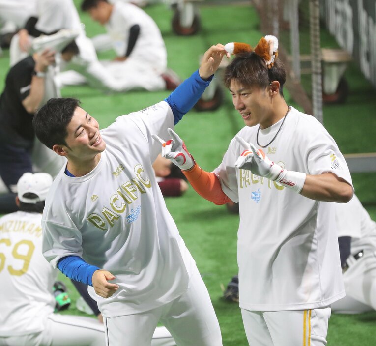 今年のオールスターでは、尊敬する柳田（左）に「きつねダンス」も伝授（？）した清宮　©SANKEI SHIMBUN
