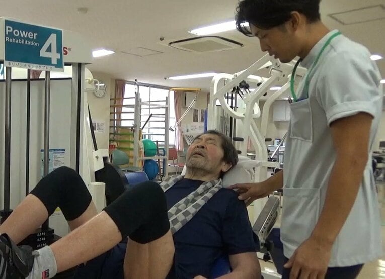 パーキンソン病によって徐々に体が動かなくなっていく中、マサさんは懸命にリハビリに励んだ　©株式会社アンサンヒーロー