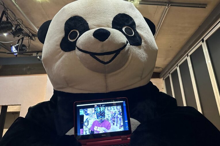 インタビューに答えるアンドレザ・ジャイアントパンダとリモート参加の新根室プロレス本部長・オッサンタイガー ／ photograph by Norihiro Hashimoto