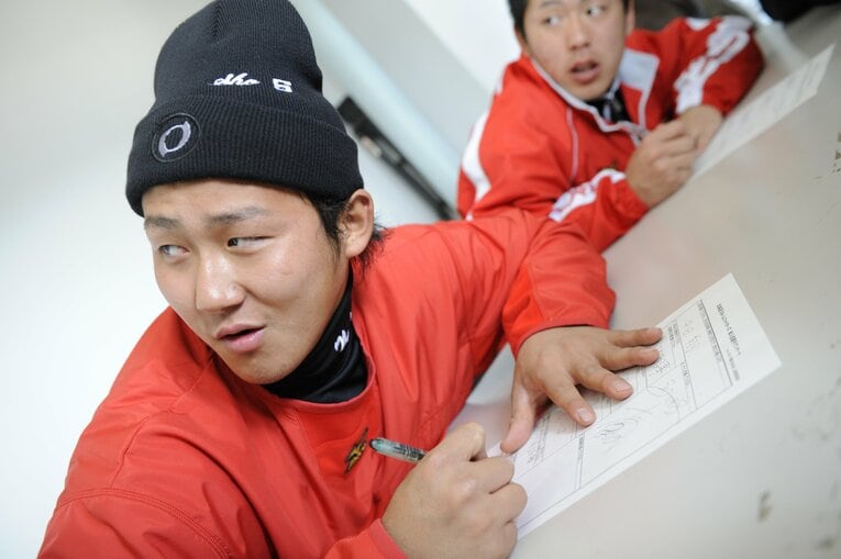 2008年高校3年時、プロ入り前の鎌ケ谷合宿で「新入団選手アンケート」に記入中　©Takuya Sugiyama