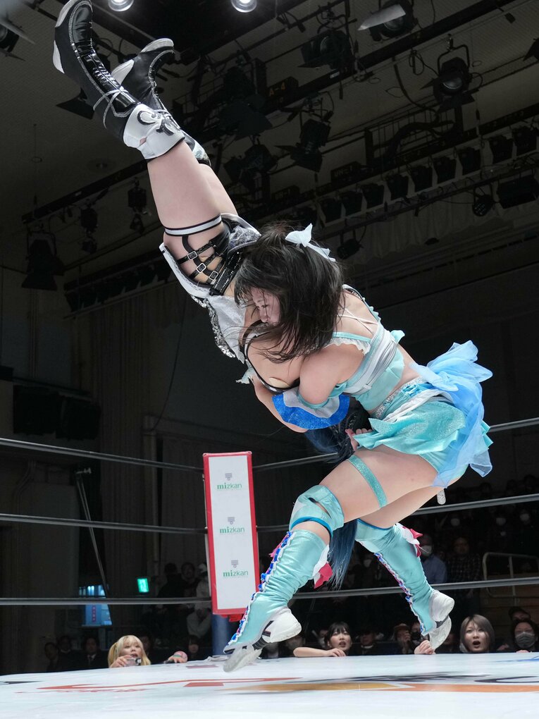 ファルコンアローで稲葉ともかを仕留めた玖麗さやか　©Essei Hara