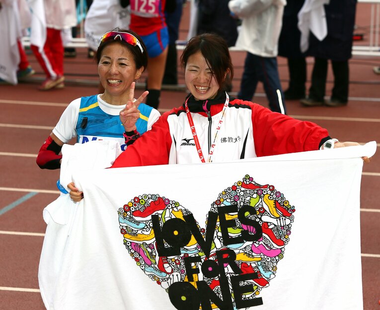 母と一緒にゴールを祝う前田彩里　©JIJI PRESS