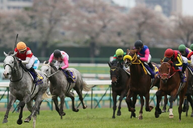 皐月賞の歴史の中でもファンに衝撃を与える決着となった2012年、ゴールドシップの快走。 ／ photograph by JIJI PRESS