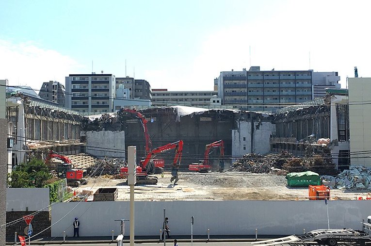 着々と解体工事が進む横浜文化体育館。寂しさとともに、当時の思い出が蘇ってきた（写真は5月25日現在） ／ photograph by Keisuke Takagi