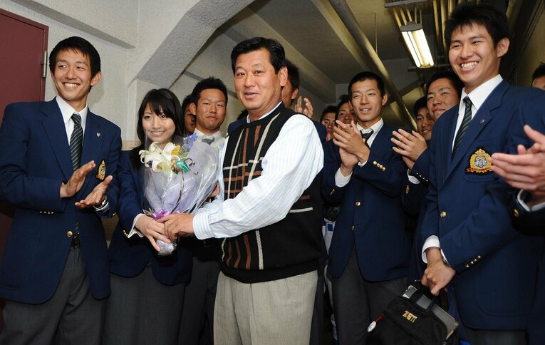 2008年に監督通算300勝を挙げた際の河原井正雄監督（中央）。花束を渡した当時の女性マネージャーは、なんと現フジテレビの三田友梨佳アナウンサーという貴重なショットだ　©︎SANKEI SHIMBUN