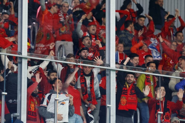 スタジアム最上段の区切られたスペースに詰めかけたマジョルカファン　©Daisuke Nakashima