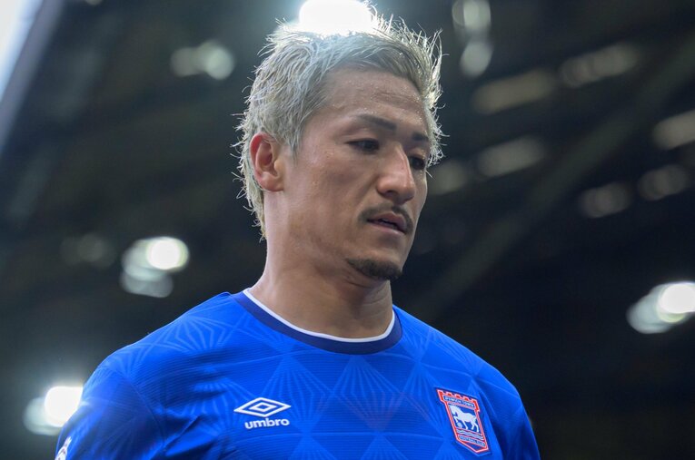 プレミアリーグデビューを飾った日本代表FW前田大然。いきなり英国ファンの心をとらえている ／ photograph by SPP/AFLO