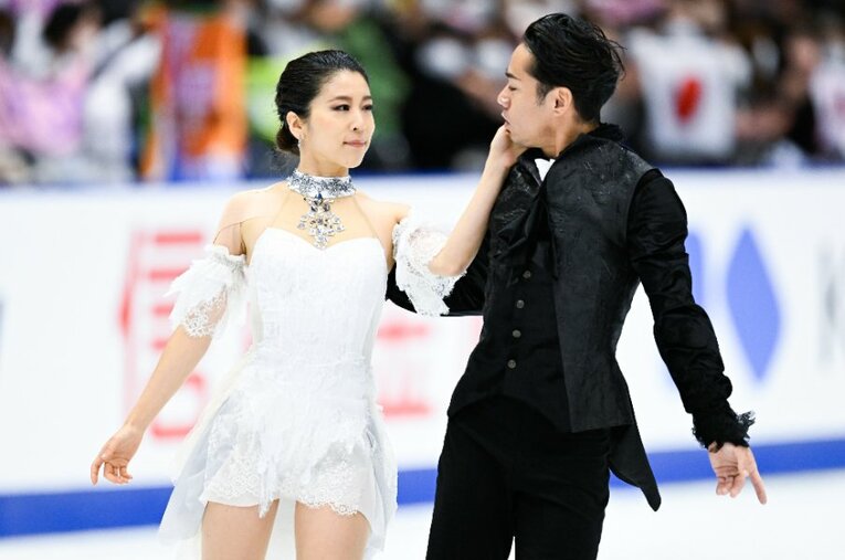 NHK杯でフリーダンス『オペラ座の怪人』を演じ切った直後の高橋大輔と村元哉中 ／ photograph by Asami Enomoto