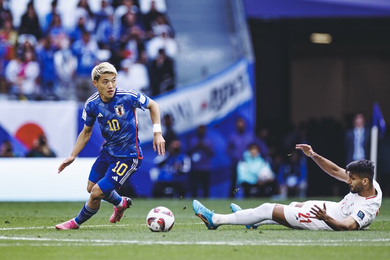 気迫あふれる堂安律のプレー　©︎Kiichi Matsumoto