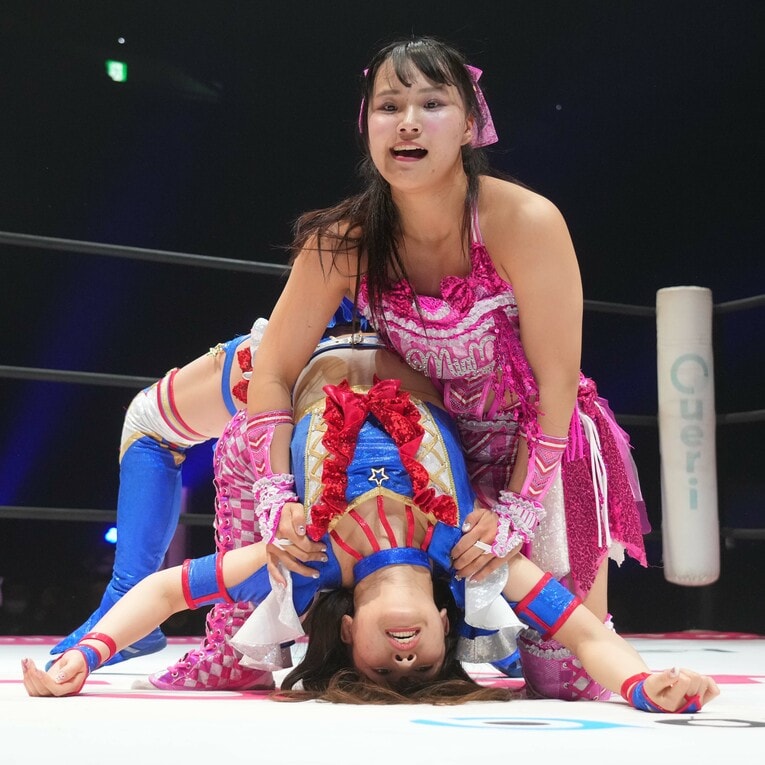 荒井優希をバックブリーカーで攻める渡辺未詩　©Essei Hara