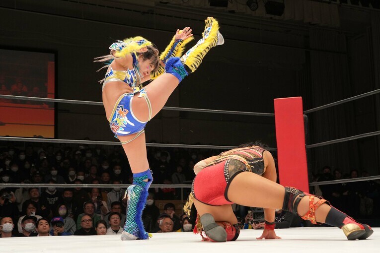 里村明衣子にかかとを振り下ろすウナギ・サヤカ　©Essei Hara