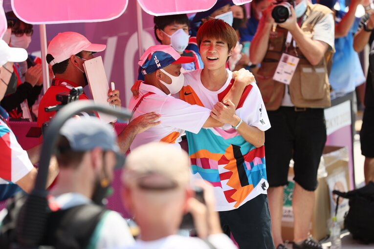 東京五輪で金メダルを決めた堀米と早川が笑顔でハグ　©JMPA