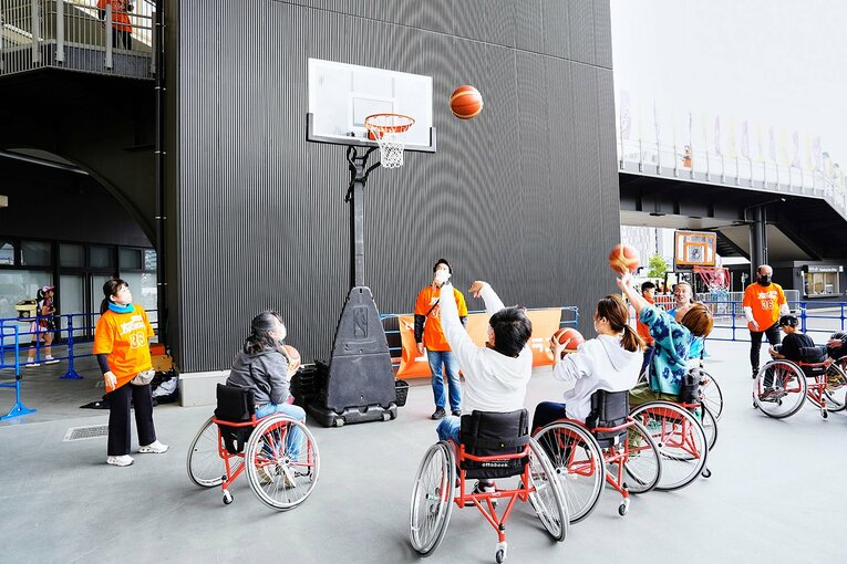 Bリーグ・サンロッカーズ渋谷もLIXILがサポート。今年の3月には試合会場で、車いすバスケットボール体験イベントを実施　©SUNROCKERS