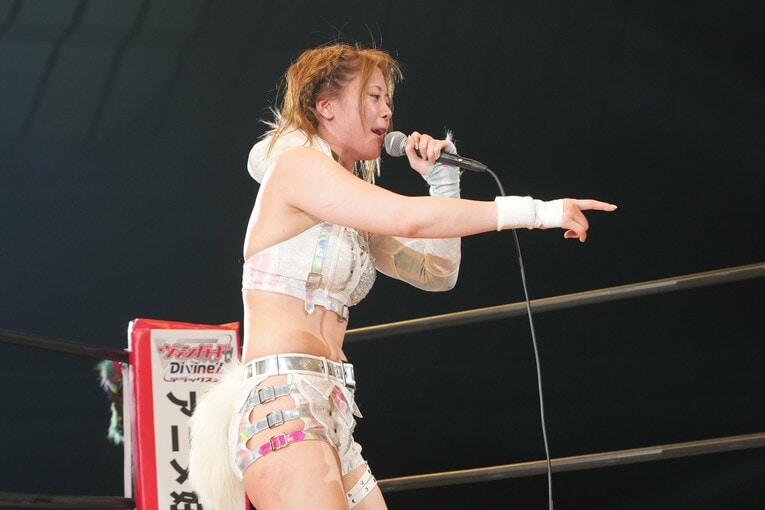 マイクを手にした岩谷麻優　©Essei Hara