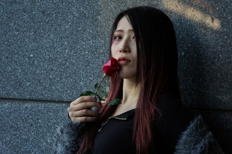 第13代ワールド・オブ・スターダム王者として防衛を重ねている林下詩美。入場時に手にする赤いバラの花は女王のトレードマークだ ／ photograph by Essei Hara