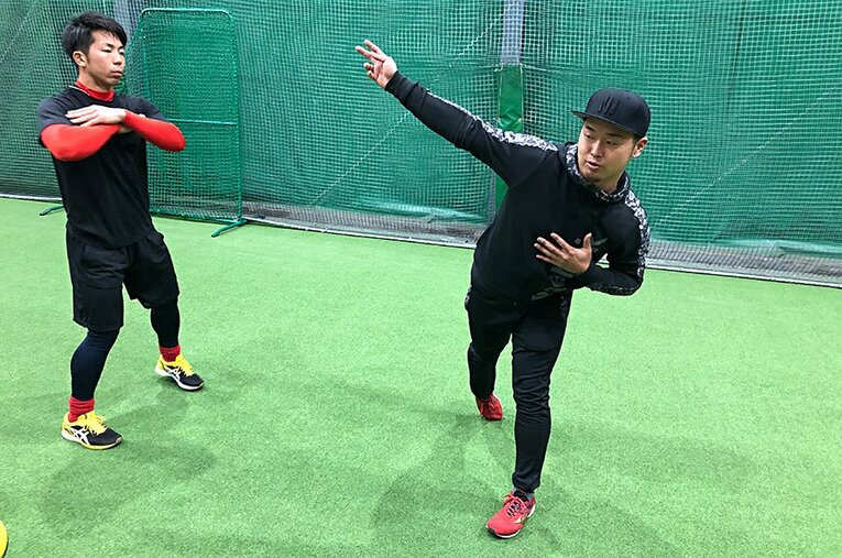 自ら率先してコーチングする内田聖人。アマ球界の王道を歩んだ選手が新たな取り組みをしている。 ／ photograph by Takeshi Shimizu