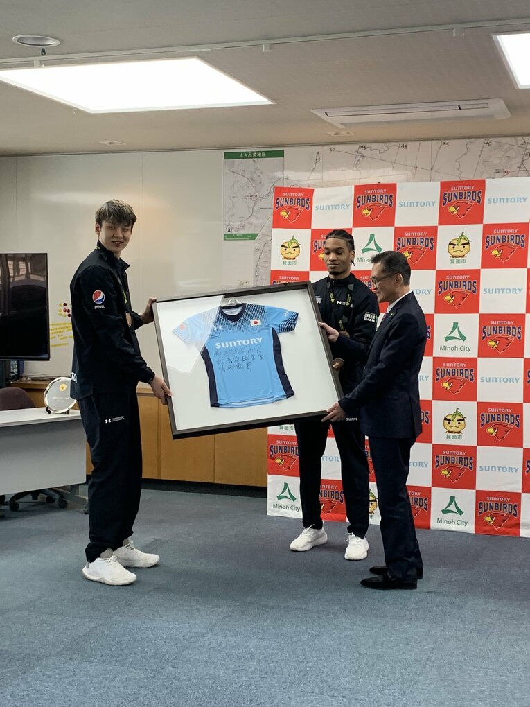 箕面市役所を訪れ、世界クラブ選手権でのメダル獲得を報告したサントリーサンバーズ　©︎Noriko Yonemushi