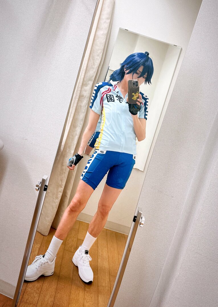 人気漫画『弱虫ペダル』の真波山岳のコスプレに身を包む絹川さん／本人提供