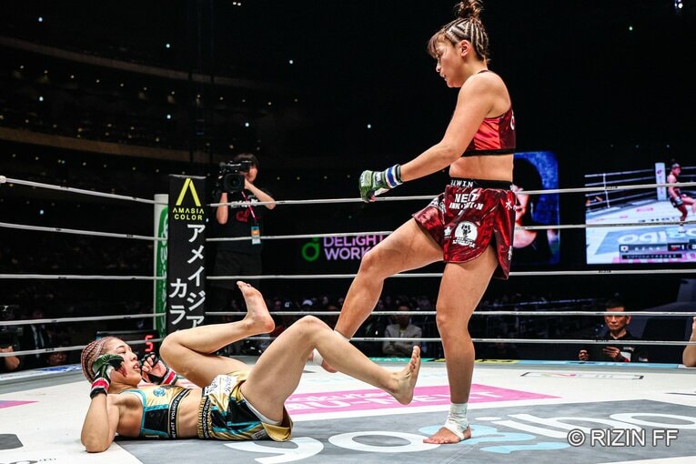 追撃を試みるRENA　©RIZIN FF